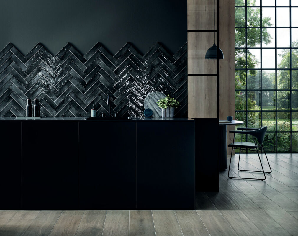 Keramische Fliesen verstärken als hervorragende Wärmeleiter die Effizienz einer Fußbodenheizung. Mit robusten Oberflächen und hochwertigem Design sind sie außerdem ökologisch, weil über Jahrzehnte nutzbar. Foto: Deutsche Fliese/Steuler/akz-o