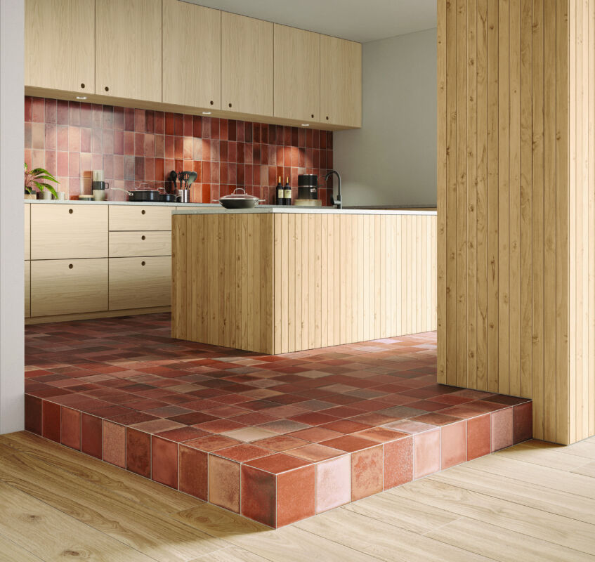 Mediterraner Charme als Kontrapunkt zu modern-minimalistischen Wohnkonzepten: Fliesen in warmen Cotto-Farben mit lebendig-charakteristischen Unregelmäßigkeiten. Foto: DJD/Deutsche-Fliese.de/Agrob Buchtal