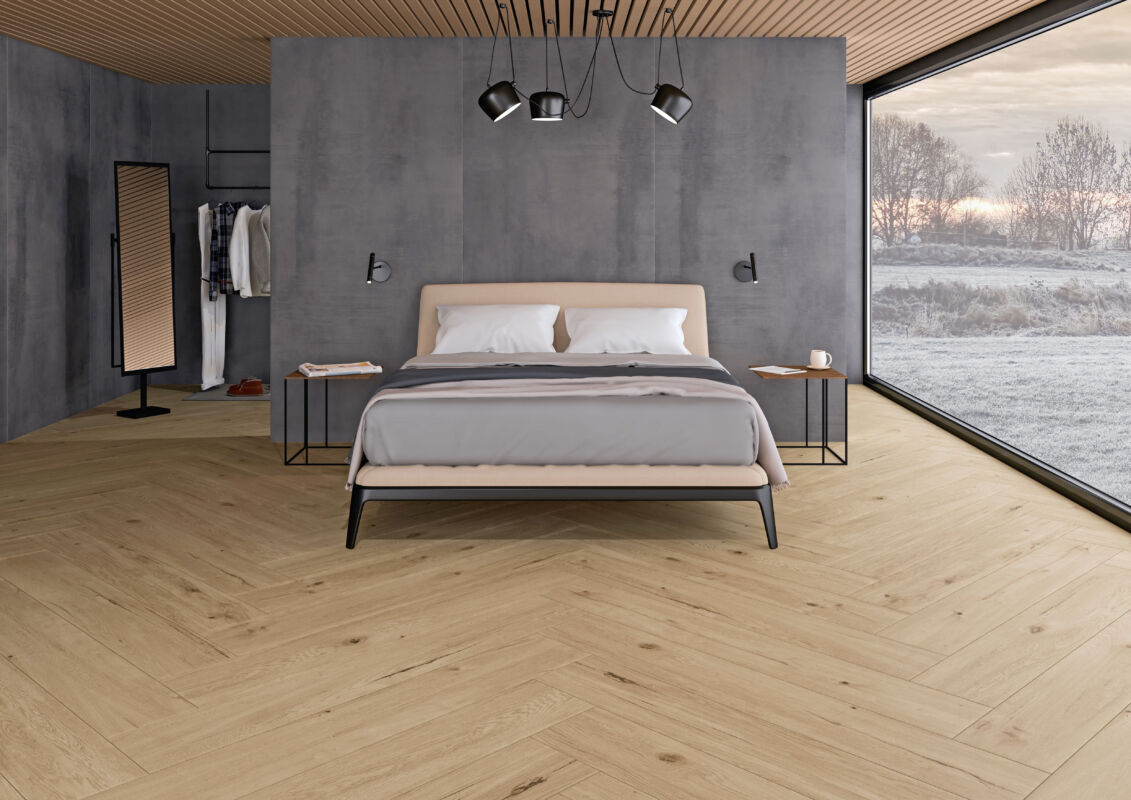 Keramische Holzdekore verbinden die wohnliche Ästhetik von Holz mit der Robustheit und Pflegeleichtigkeit von Feinsteinzeug – das auf der Fußbodenheizung bis zu 30 Prozent der Heizkosten einsparen kann. Foto: DJD/Deutsche-Fliese.de/Interbau-Blink