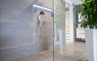 Eine bodenebene Dusche, Foto: Saint-Gobain Weber/txn