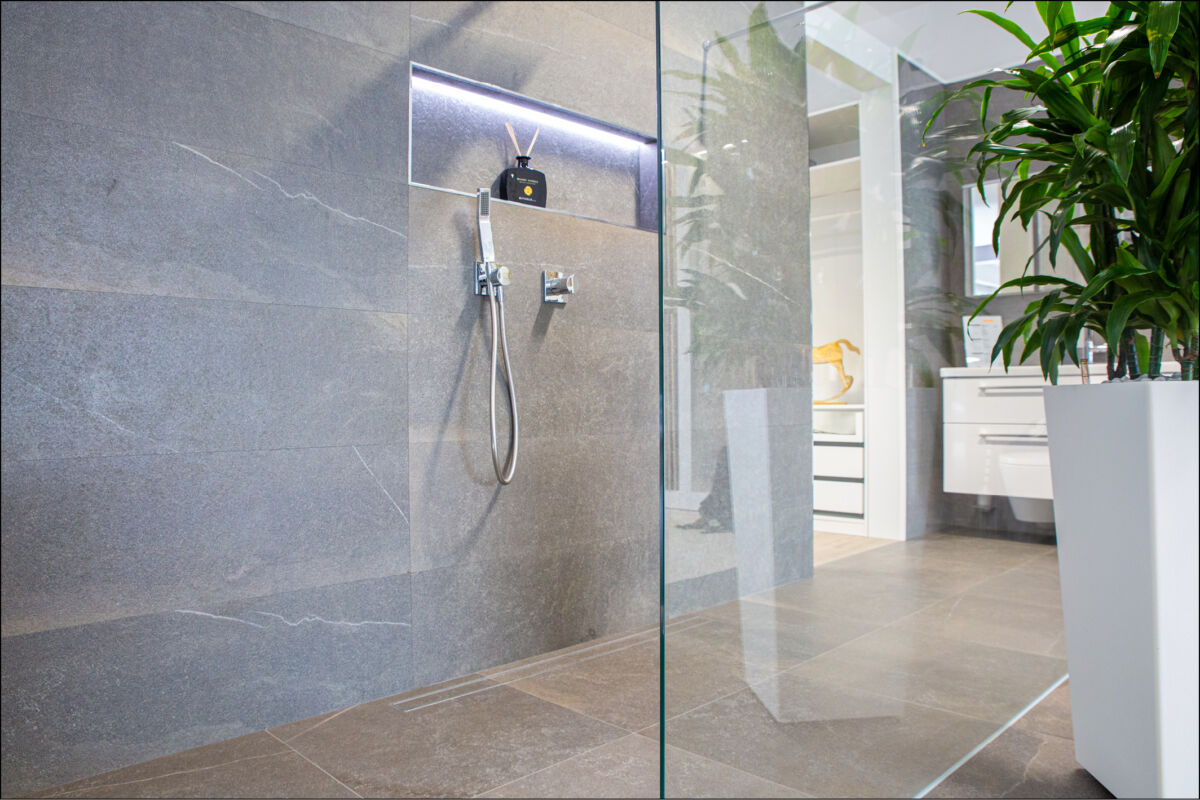Eine bodenebene Dusche, Foto: Saint-Gobain Weber/txn 